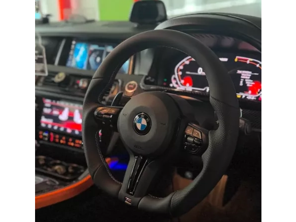 Driving with Distinction: How Custom Carbon Fiber Steering Wheels Redefine the Luxury Cockpit