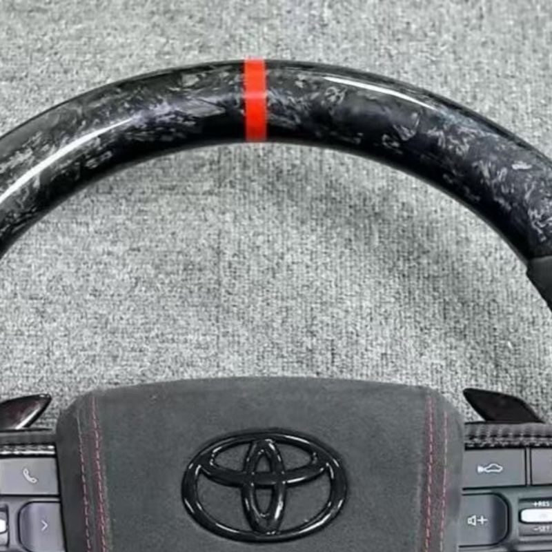 The Toyota steering wheel is installed in the cockpit of the car, perfectly fitting the interior modification accessories of Toyota