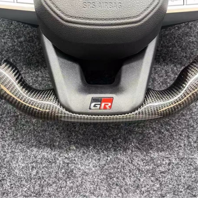 The Toyota steering wheel is installed in the cockpit of the car, perfectly fitting the interior modification accessories of Toyota