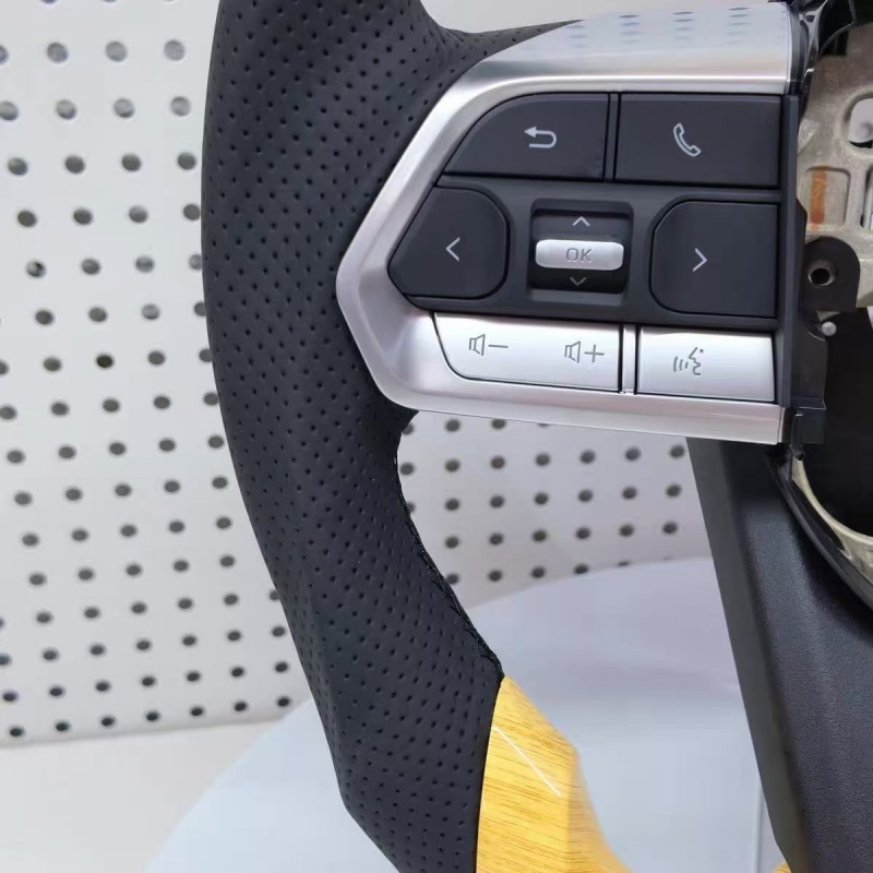 The Toyota steering wheel is installed in the cockpit of the car, perfectly fitting the interior modification accessories of Toyota